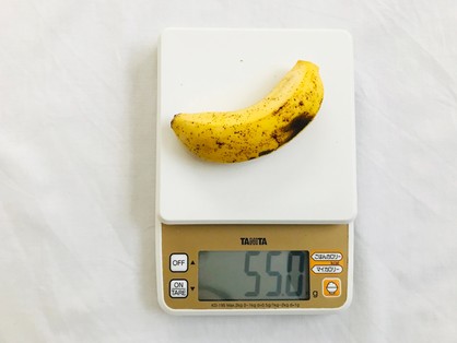 島バナナの重さを計る