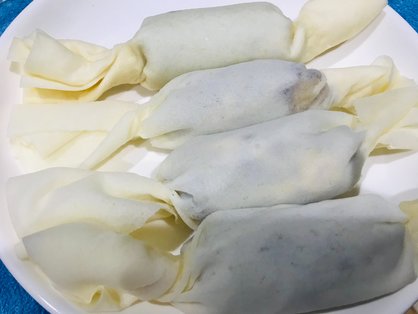 島バナナが熟しすぎたため春巻きの皮で巻いて揚げた