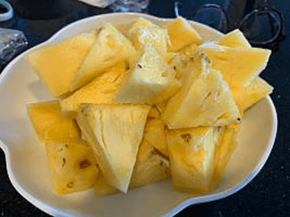 島バナナの研究で、参考にパイナップルを切りました