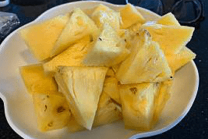 糖度を計測. 8／台湾産パイナップル 13.3〜15.0