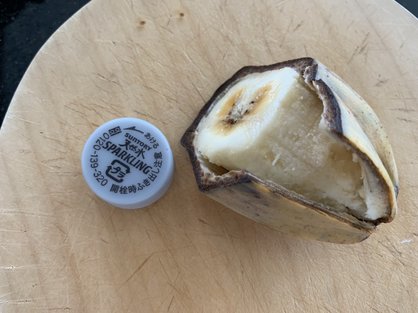 島バナナと比較するため料理用バナナ フィリピン産カルダバを切ってむく