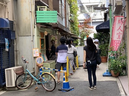 島バナナ研究の一環で行った銀座バナナジュースの店前の列