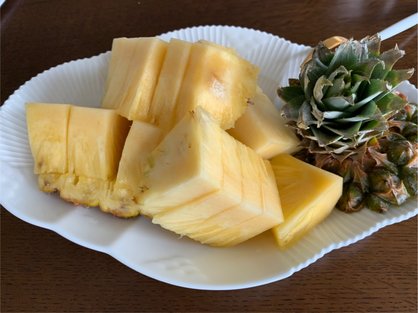 島バナナ研究の一環_沖縄県産マンゴーパインを切った