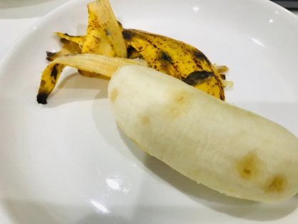 熟した島バナナをむいた様子
