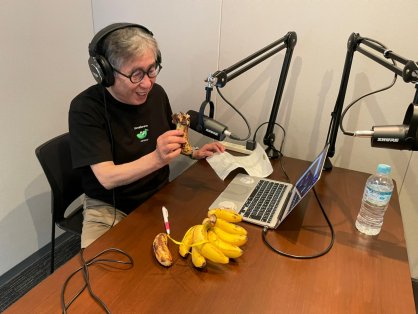 島バナナをZoomの対談相手に見せる森田正光