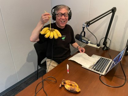 島バナナを持って笑顔の森田正光