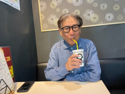 はじめてのばななで森田さんがバナナジュースを飲む